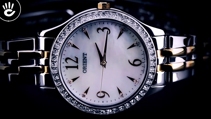 Review đồng hồ Orient FQC10002W0: Nền xà cừ thật sang trọng - Ảnh 1