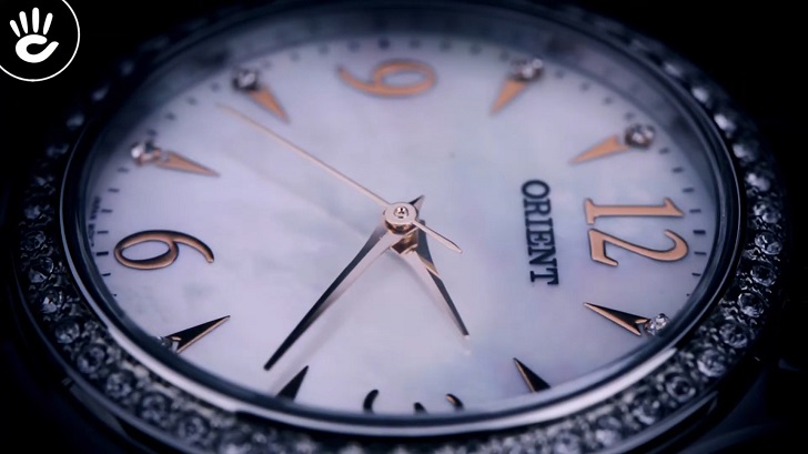 Review đồng hồ Orient FQC10002W0: Nền xà cừ thật sang trọng - Ảnh 2