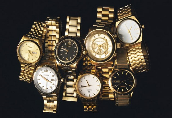 đồng hồ bằng vàng nguyên khối có hay không 1