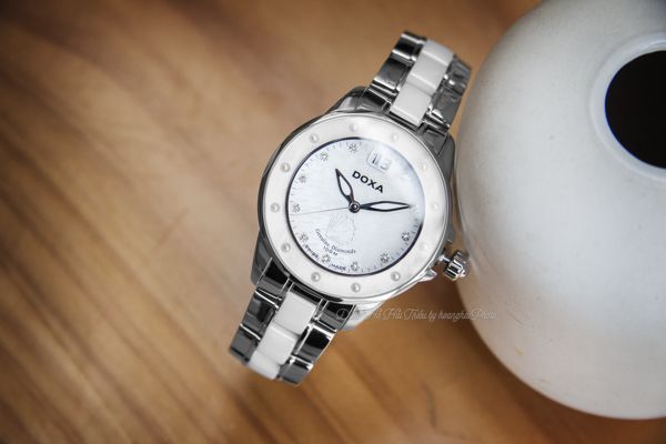 Đồng hồ cho nữ doanh nhân Doxa D151SMW cuốn hút