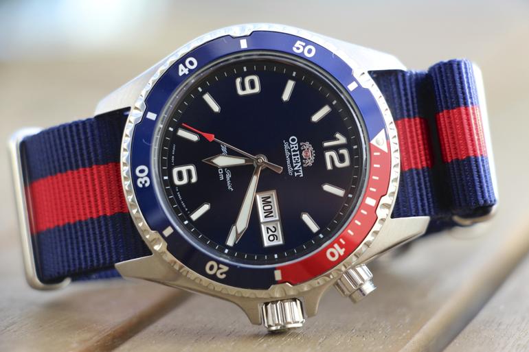Thế Giới Nghiêng Ngã Bởi Nét Đẹp Độc Lạ Chỉ Có Ở Orient Mako Pepsi đồng hồ với dây vải sọc xanh đỏ