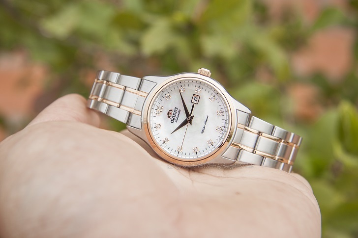 Review mẫu đồng hồ Orient FNR1Q001W0 Đính đá sang trọng Hình 1