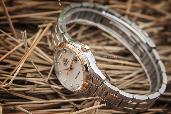 Review mẫu đồng hồ Orient FNR1Q001W0 Đính đá sang trọng Hình 4