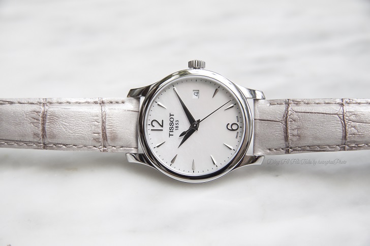 TISSOT T063.210.17.117.00 4 Review Đồng Hồ Tissot T063.210.17.117.00 Có Mặt Số Xà Cừ Hình 1
