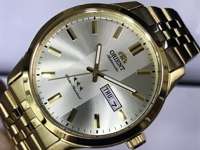 Sự thật về lớp mạ trên đồng hồ nam mạ vàng của hãng Orient - Ảnh: Orient AB0B “Tri Star”