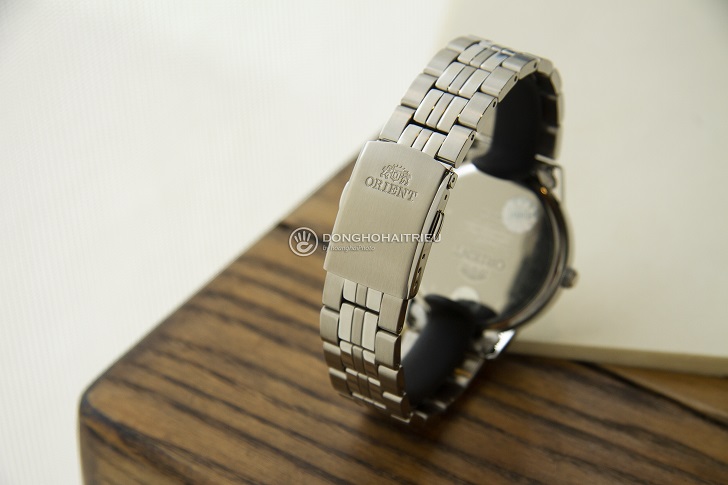 Review đồng hồ Orient FUNG8003W0: Sapphire chẳng lo bị xước - ảnh 3