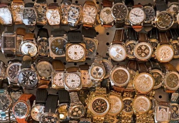 Chợ đồng hồ cũ tại Hà Nội có nhiều kiểu dáng đồng hồ khác nhau