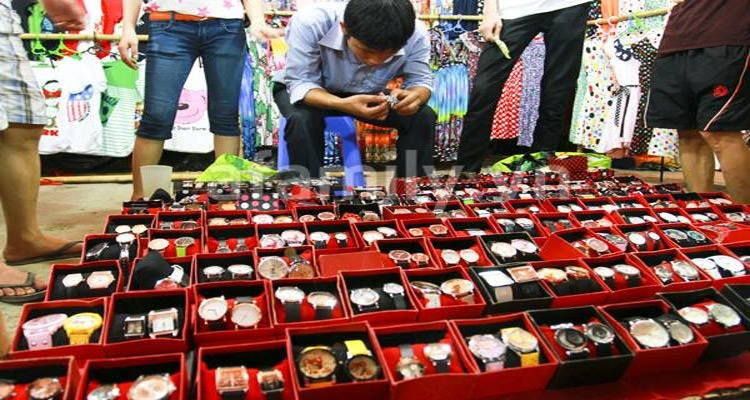Đồng hồ chợ Đồng Xuân được bày bán nhiều mẫu mã ấn tượng