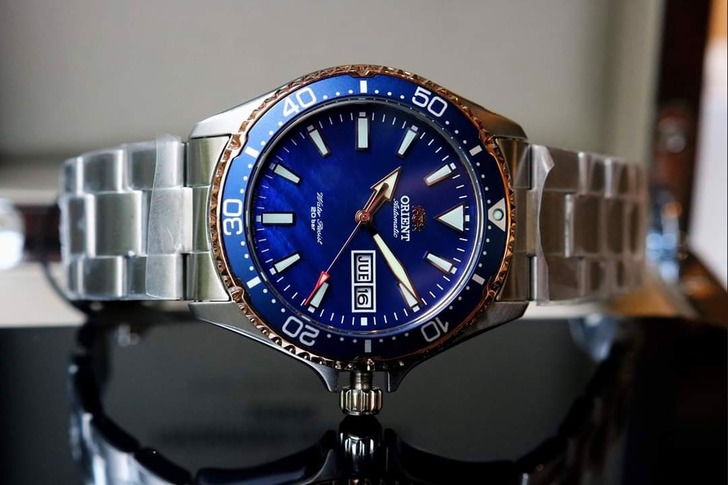 Đồng hồ Orient Blue Mako có dây kim loại được thiết kế như thế nào