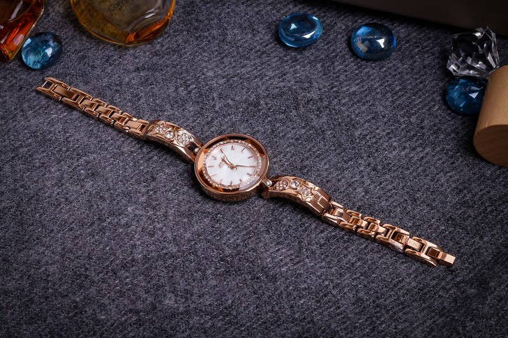 Đồng hồ lắc tay nữ mang thiết kế độc đáo