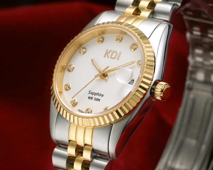 Phần kính Cyclops nổi tiếng trên Rolex xuất hiện trên đồng hồ KOI