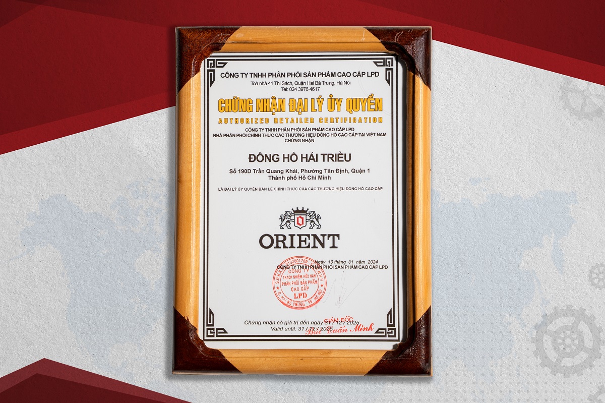 Chứng nhận bằng giấy được trưng bày minh bạch ở tủ của thương hiệu Orient tại hệ thống các cửa hàng Đồng Hồ Hải Triều. Khách hàng dễ dàng thấy khi đến tham quan, mua sắm.
