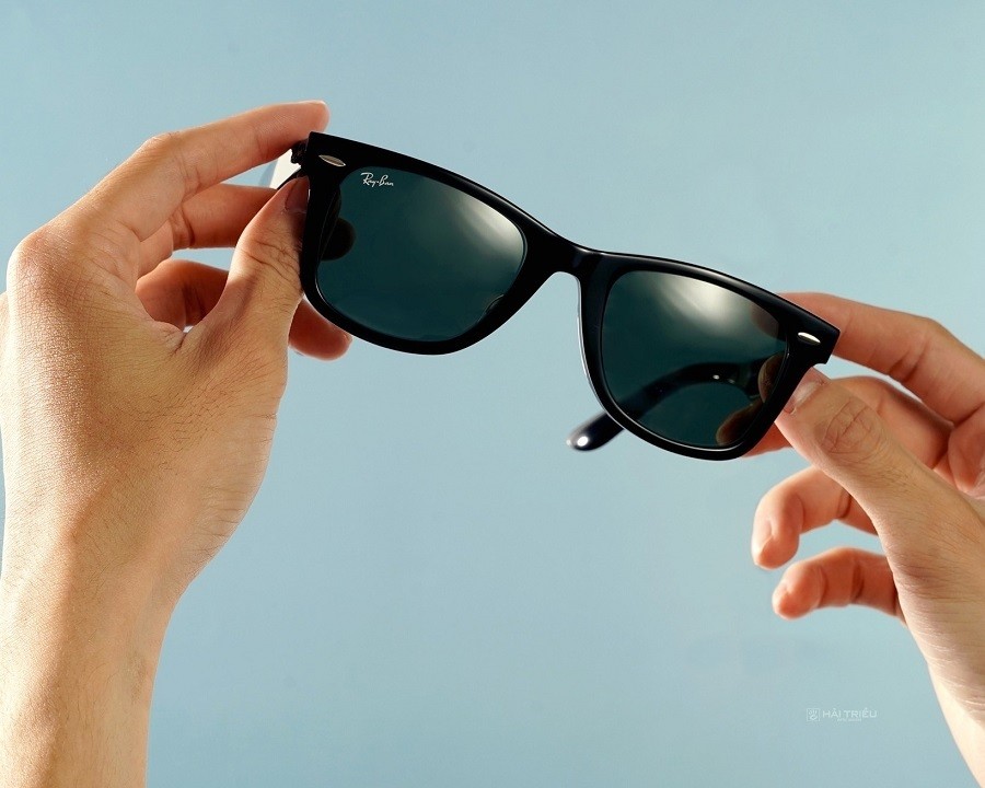Mắt kính RayBan Wayfarer nổi bật với gọng hình thang to bản