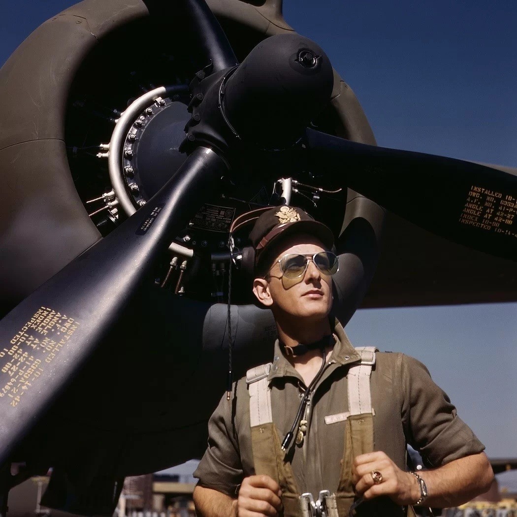 Thương hiệu RayBan ra đời vào những năm 1937 nhằm phục vụ quân đội