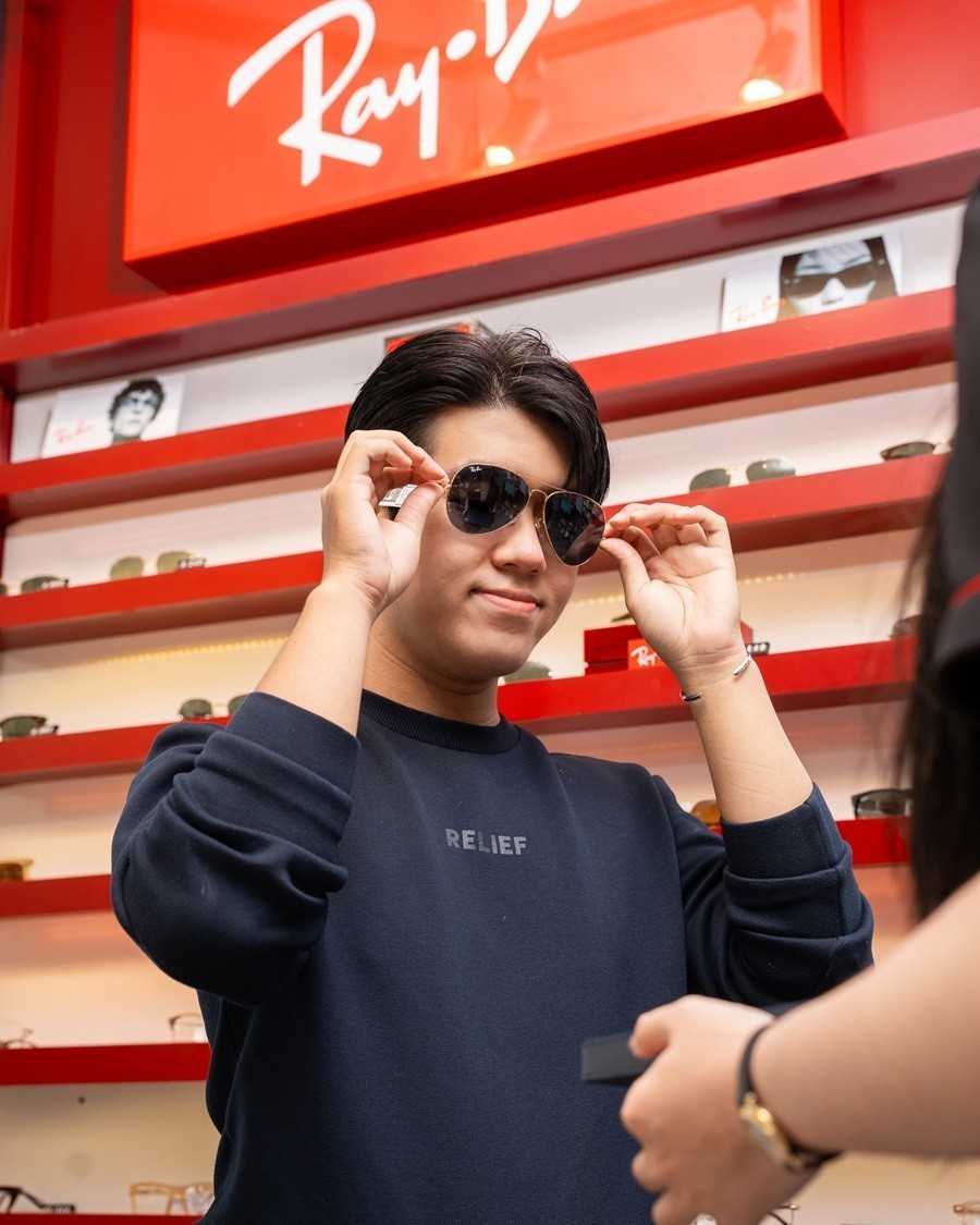 Tại Kính Hải Triều, khách hàng được tiếp cận với những bộ sưu tập mới nhất từ RayBan